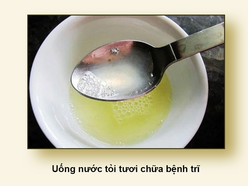 Uống nước tỏi tươi chữa bệnh trĩ