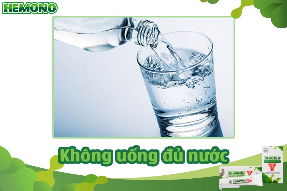 Không uống đủ nước có thể gây ra táo bón