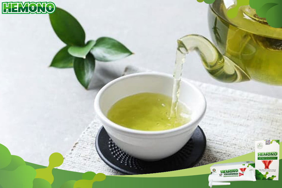 Uống nước lá chè xanh chữa trĩ