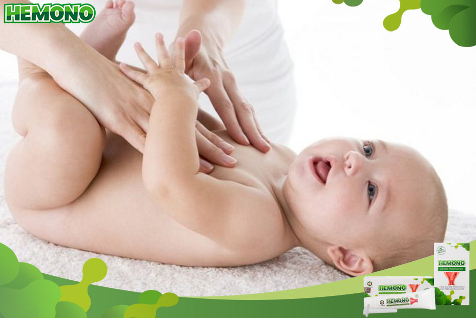 Mát-xa bụng giúp bé đi ngoài dễ hơn khi bị táo bón