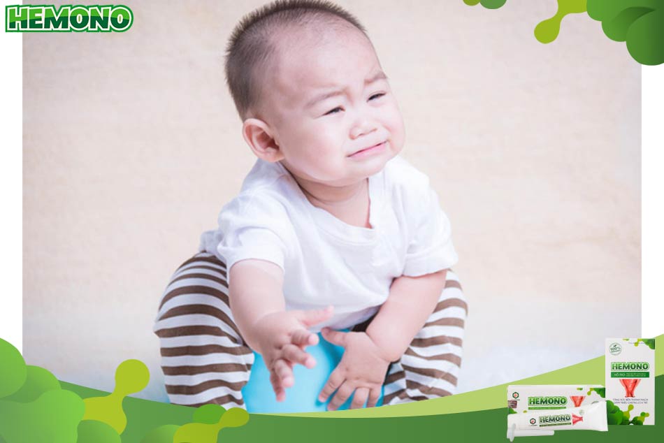 Triệu chứng chính khi trẻ nhỏ lâu ngày không đi đại tiện là gì?